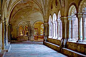 Tarragona - La cattedrale, scorcio delle gallerie del chiostro guardando verso il portale della antica sala capitolare.
